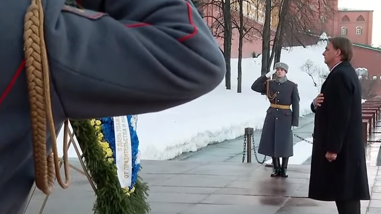Na Rússia, Bolsonaro homenageia soldados soviéticos mortos na Segunda Guerra