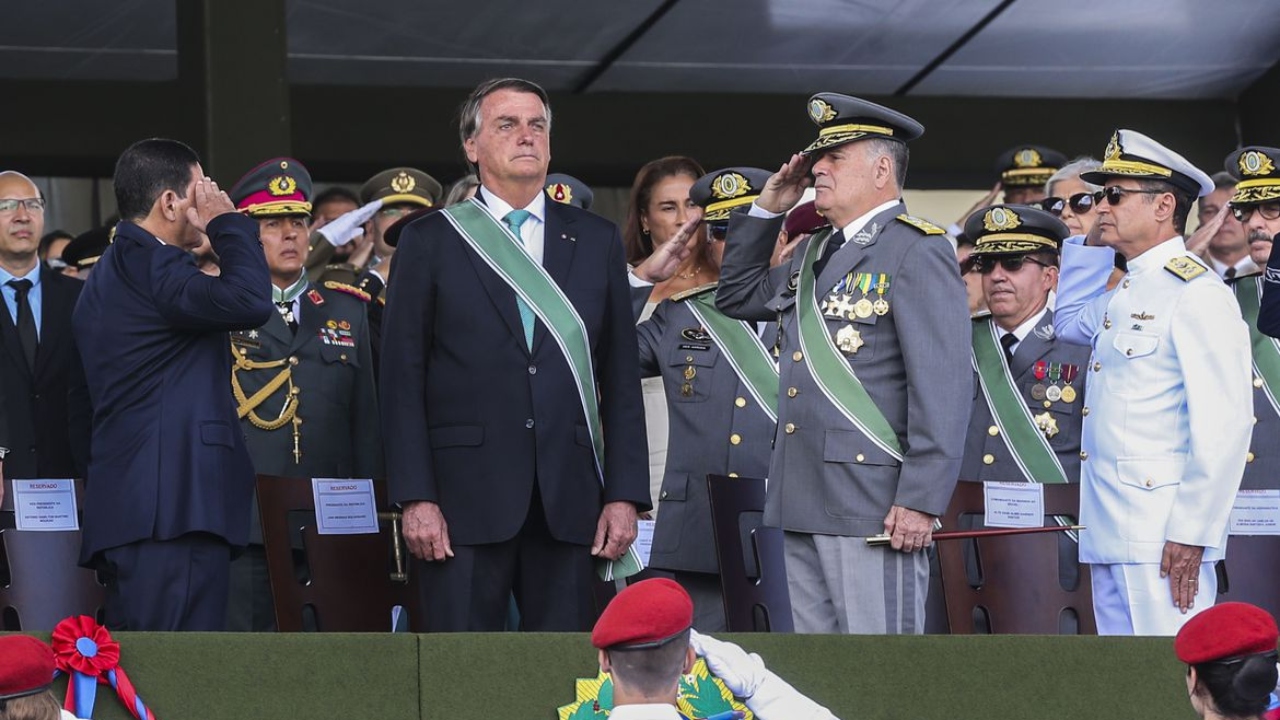 Exército está presente em momentos difíceis do país, diz presidente