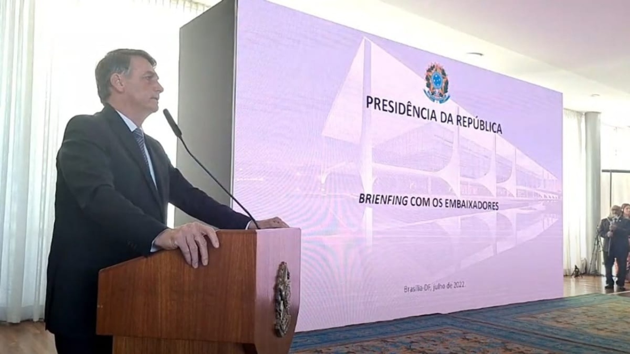 Bolsonaro ataca urnas eletrônicas ao encontrar embaixadores estrangeiros