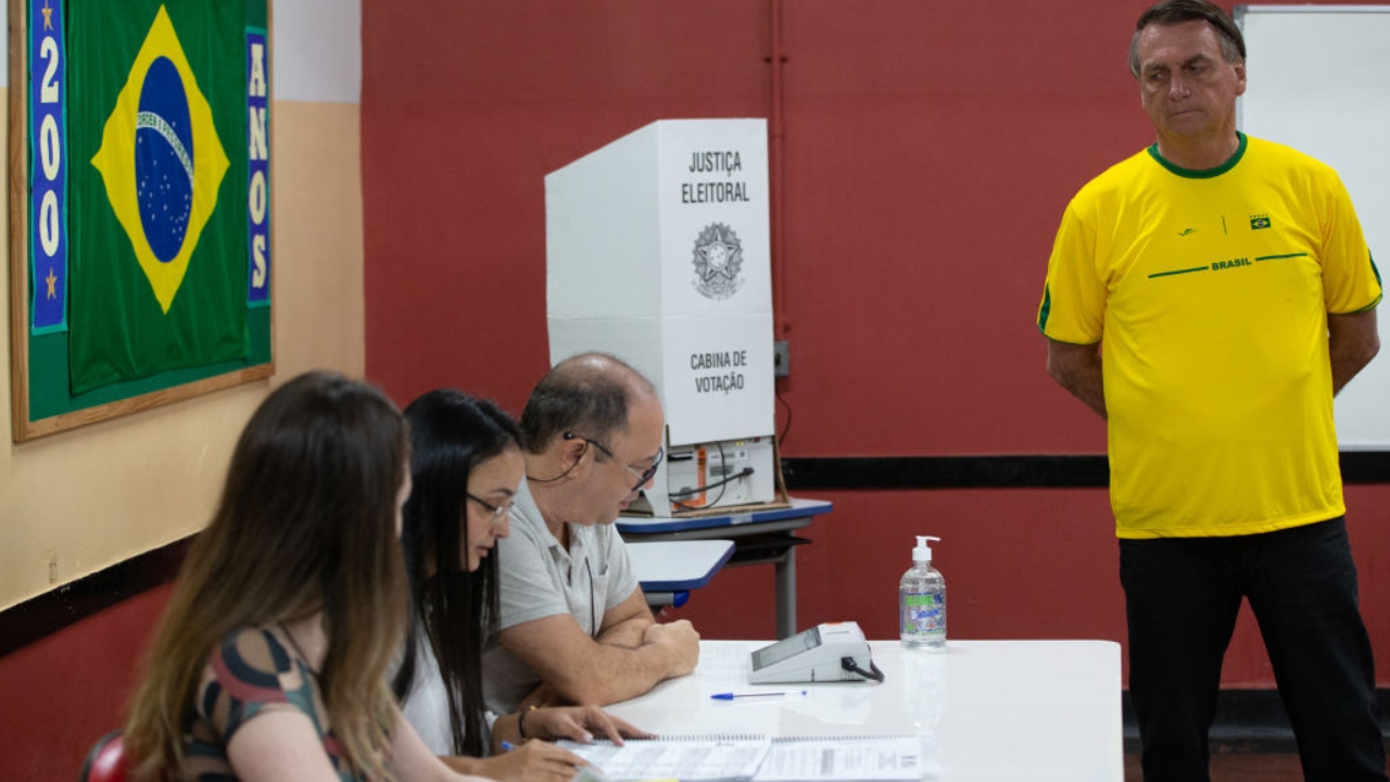 Bolsonaro fala em ‘eleições limpas’ após votar no Rio