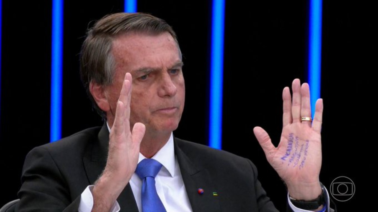 O que Bolsonaro anotou na mão durante entrevista no Jornal Nacional?