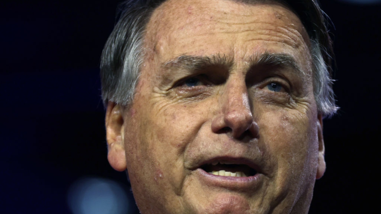 De volta ao Brasil, Bolsonaro reclama por falta de carros blindados