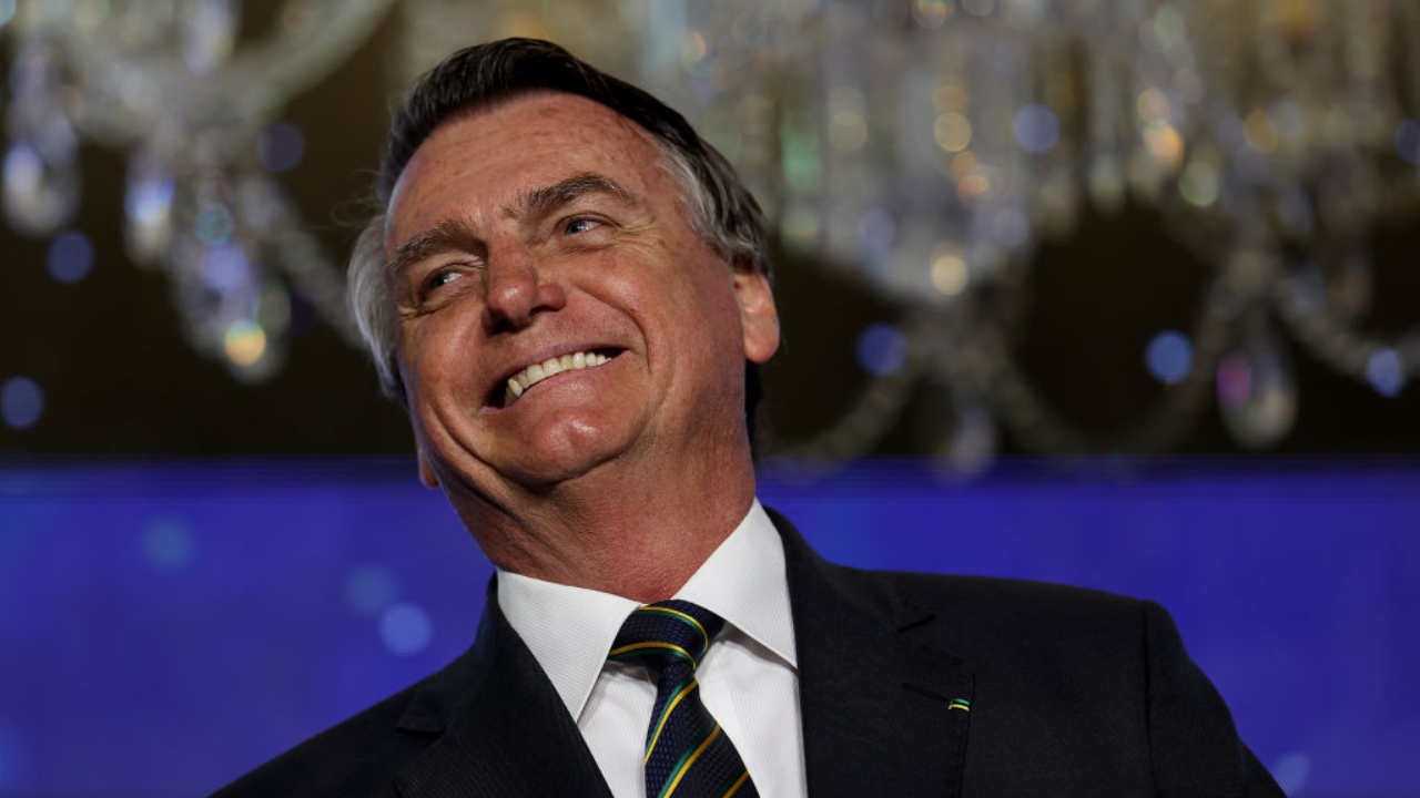 Nos Estados Unidos, Bolsonaro defende invasores da Praça dos Três Poderes: ‘Chefes de família, mães’