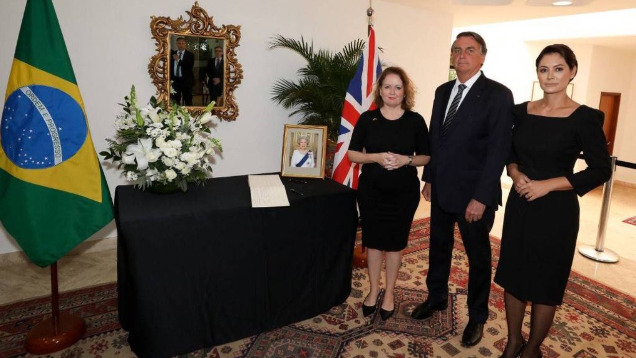 Jair Bolsonaro e Michelle assinam livro de condolências pela morte de Elizabeth II