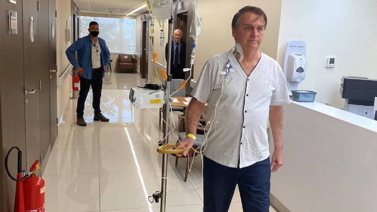 Ainda internado, Bolsonaro faz postagem criticando Lula, Fidel e o governo cubano