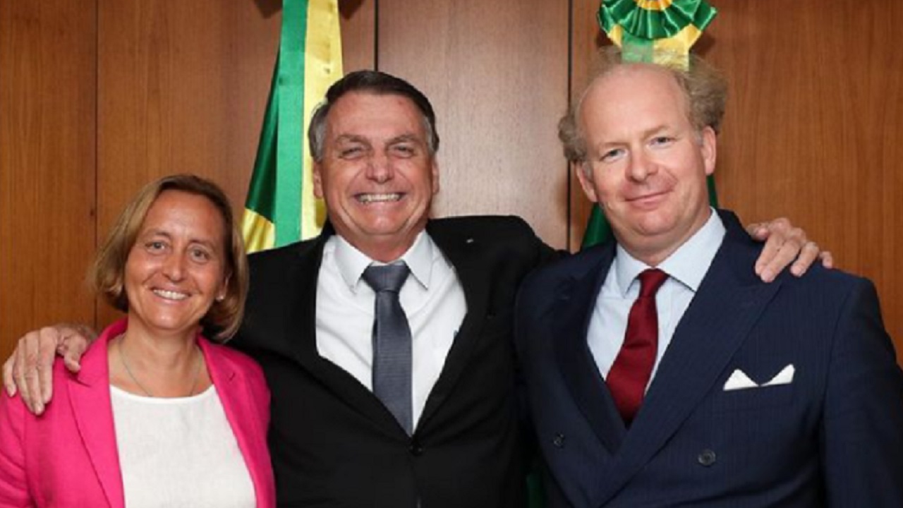 Bolsonaro tira foto com vice-presidente do partido de extrema-direita da Alemanha