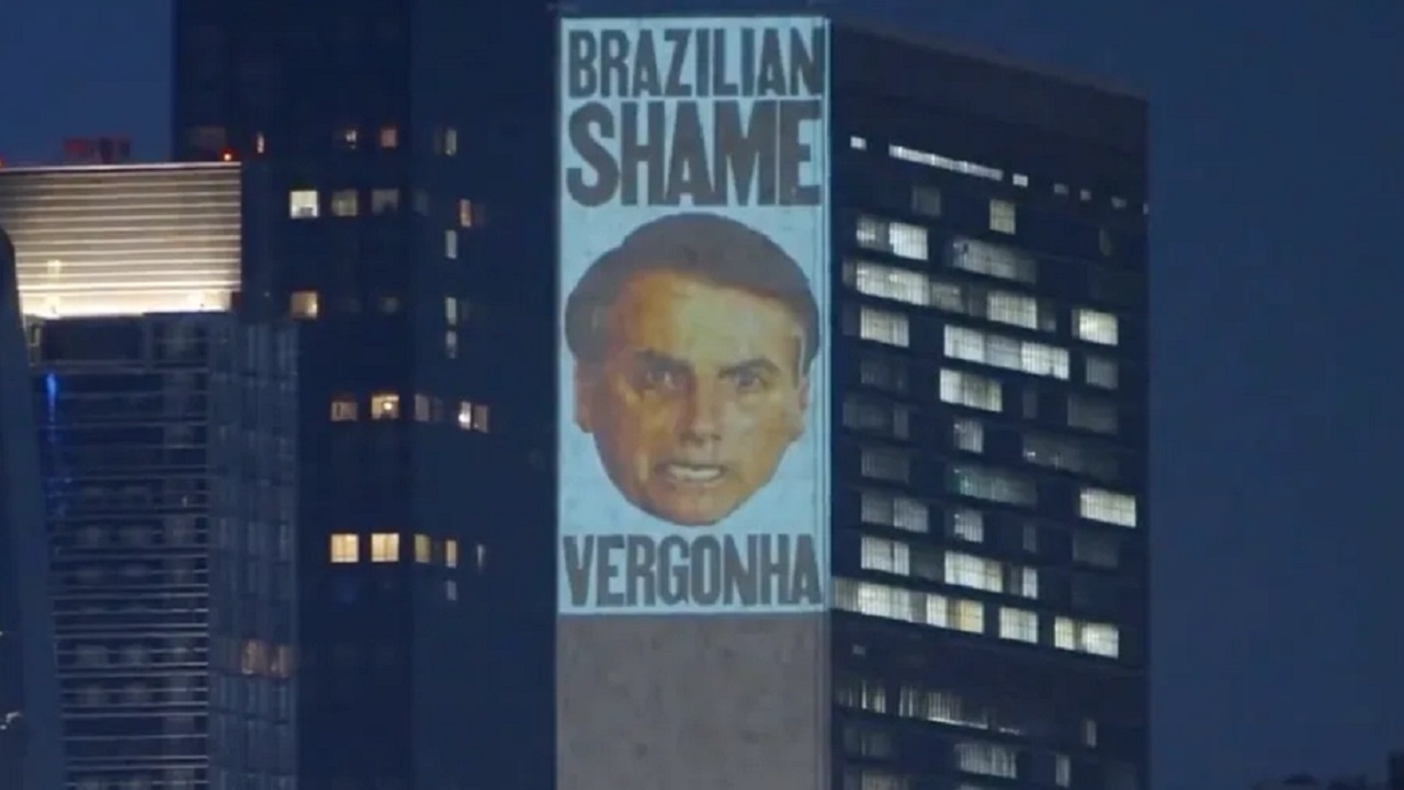 “Vergonha brasileira”: Frase com rosto de Bolsonaro é projetada em prédio da ONU em NY
