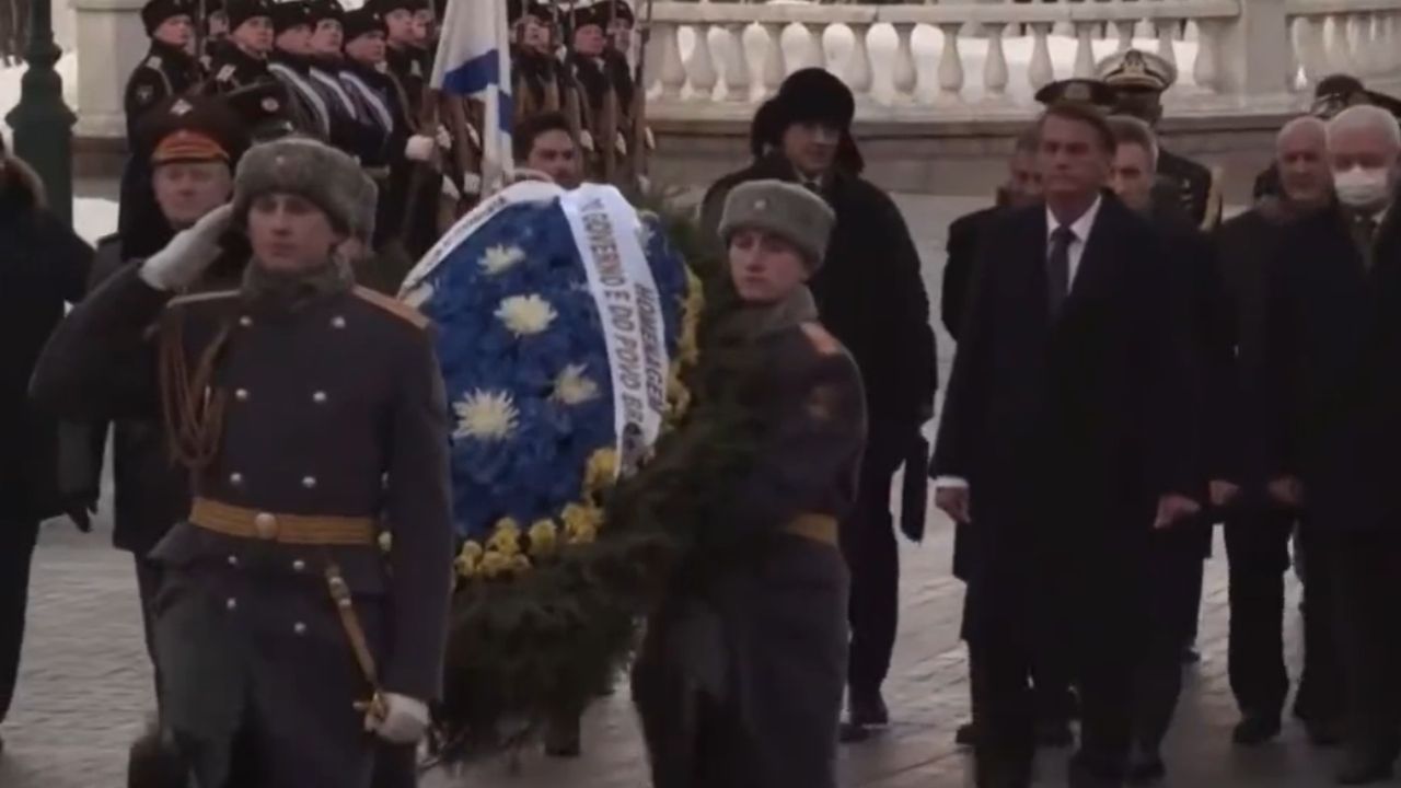 Homenagem de Bolsonaro a soldados soviéticos vira meme nas redes sociais