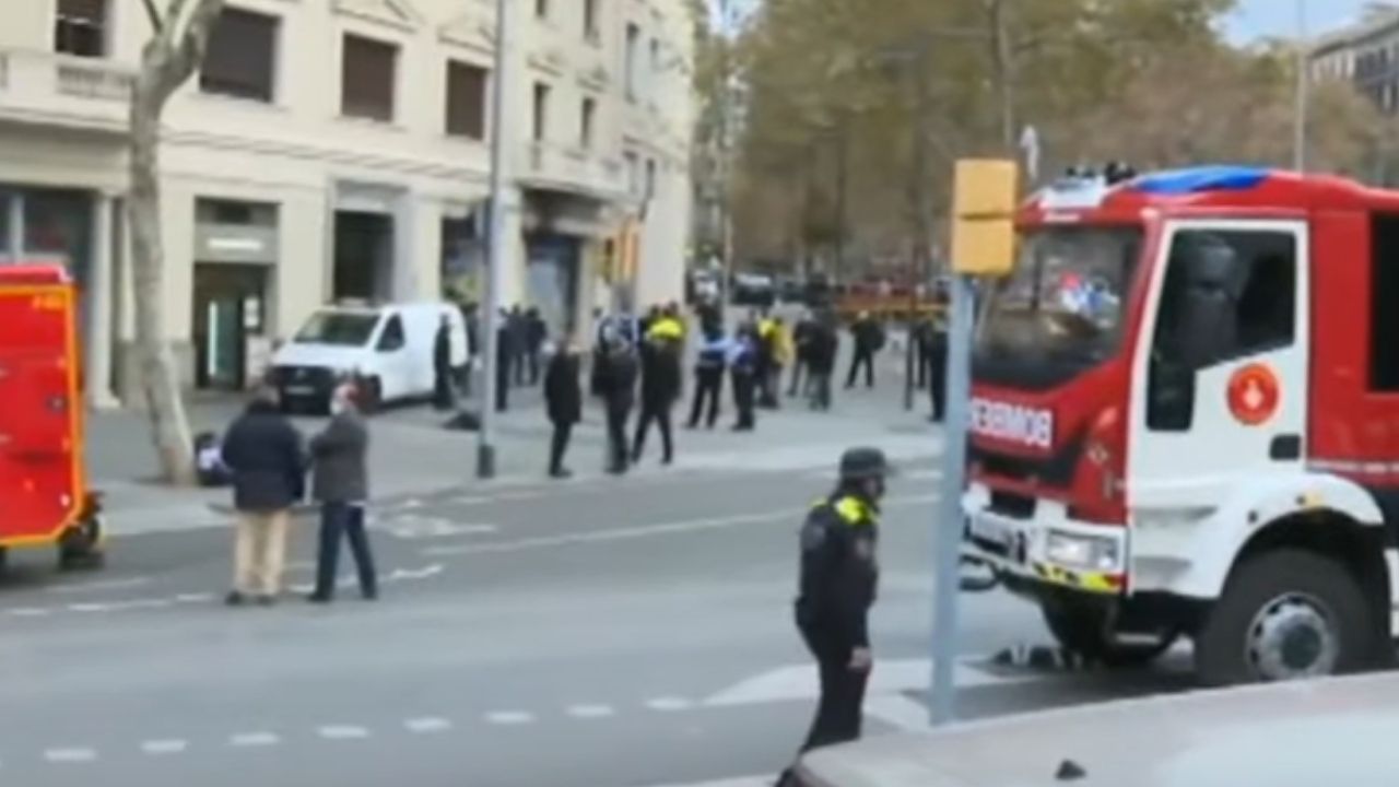 Adultos e crianças morrem em incêndio dentro de imóvel ocupado em Barcelona