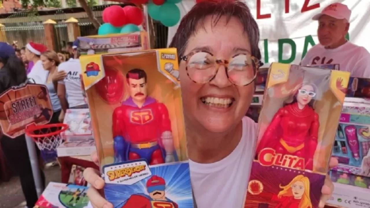 Bonecos de Maduro como super-herói são entregues para crianças carentes na Venezuela