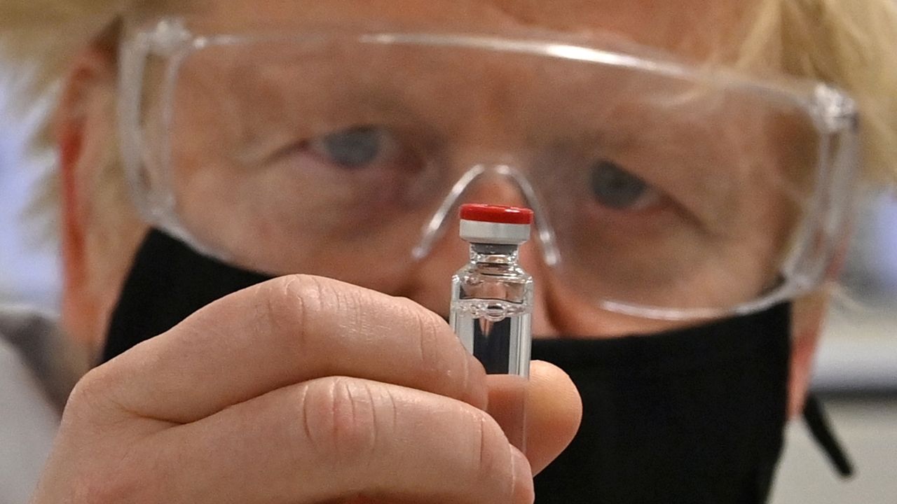 Com a nova variante do coronavírus, Reino Unido deve reduzir o intervalo entre doses da vacina