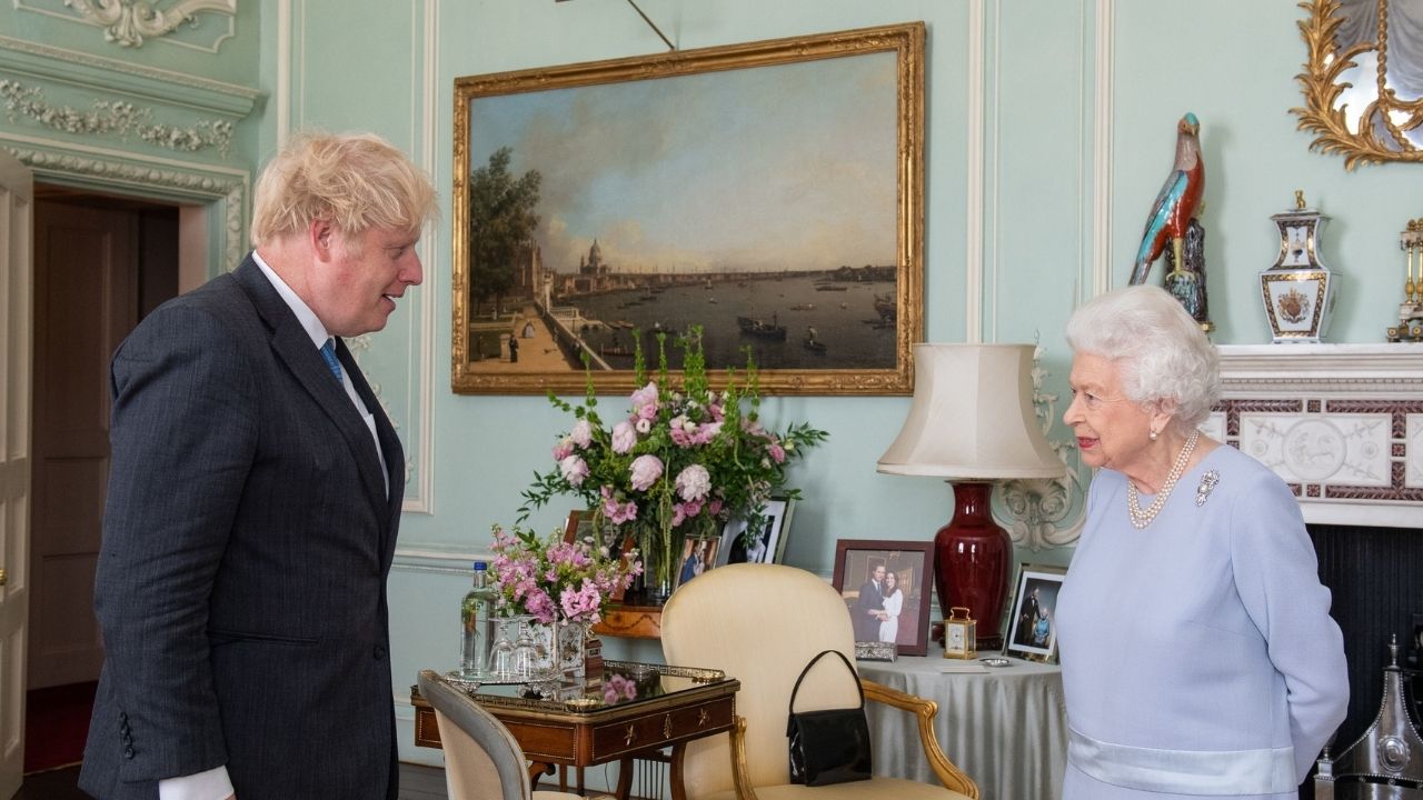 Governo britânico pede desculpas para rainha Elizabeth II