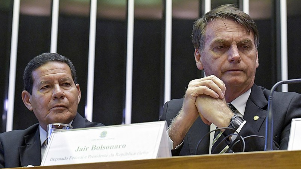 Mourão quebra silêncio em ligação, mas Bolsonaro segue isolado do povo