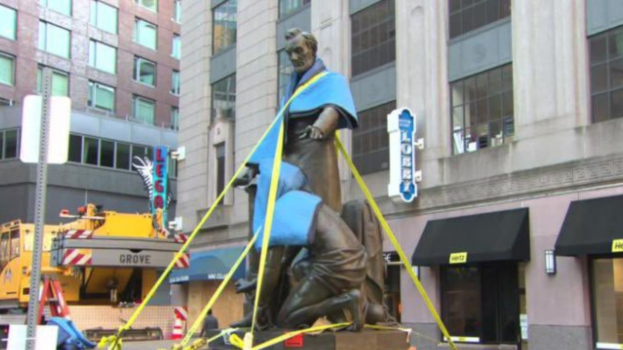 Estátua de homem negro ajoelhado aos pés de Lincoln é removida em Boston