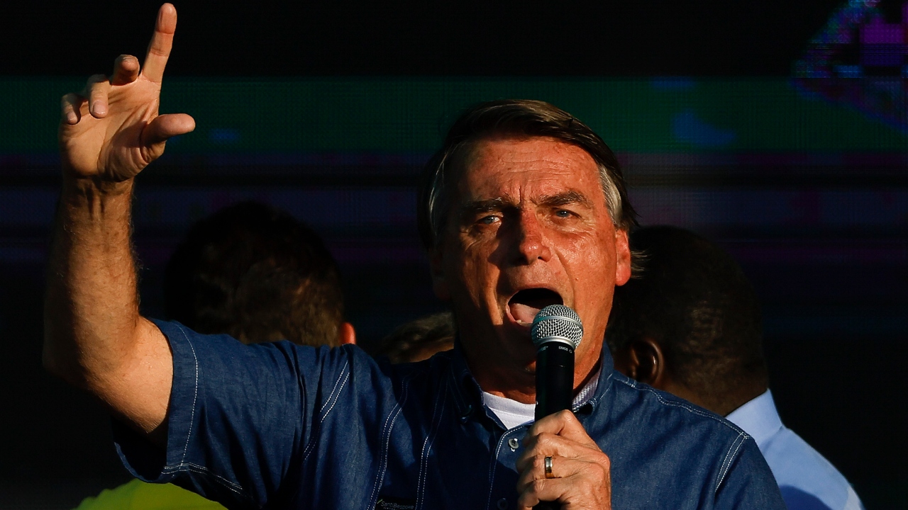 Sem citar demais mortes, Bolsonaro liga para família de cabo morto no Complexo do Alemão