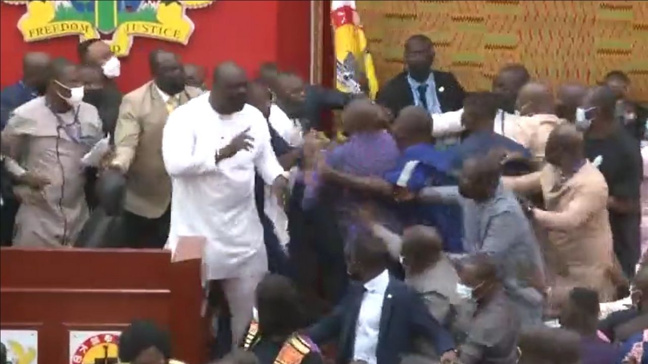 Deputados de Gana trocam agressões em briga dentro do parlamento