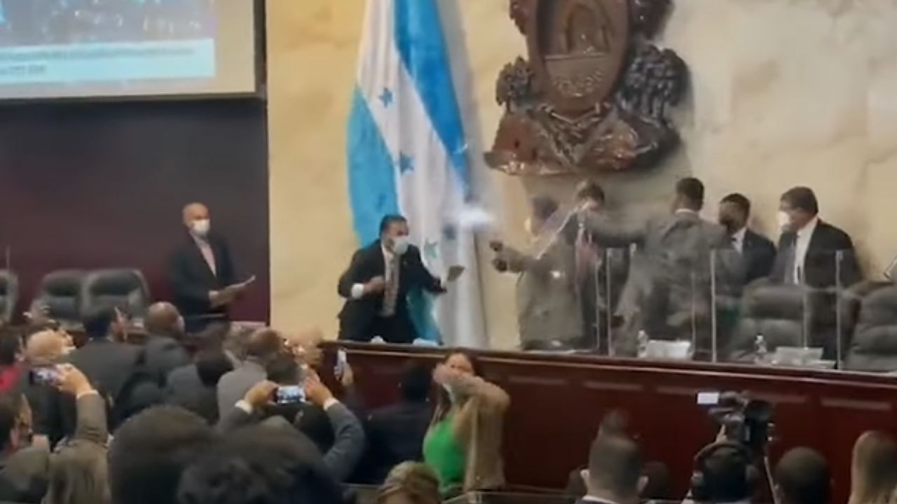 Briga no Congresso de Honduras resulta em troca de socos e empurrões