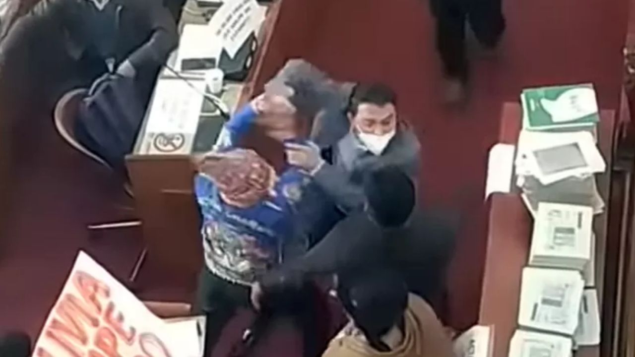 Parlamentares da Bolívia se agridem fisicamente durante sessão pública