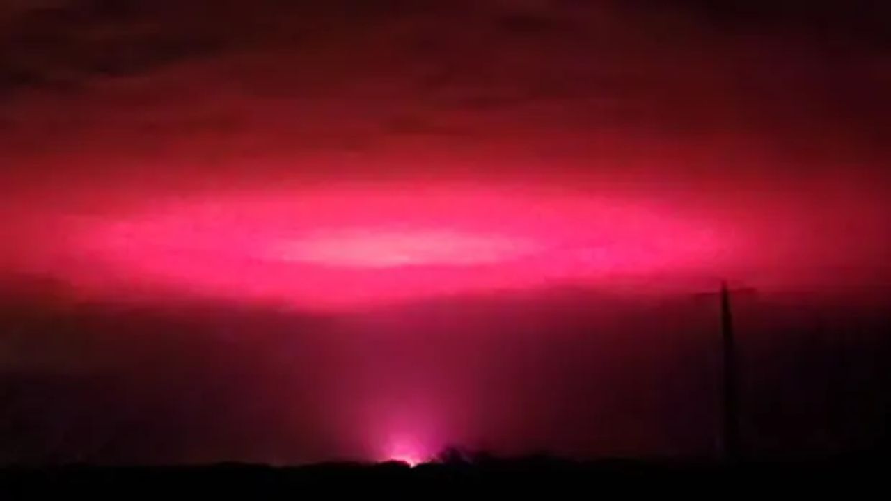 Moradores de cidade australiana se assustam com misterioso brilho rosa no céu