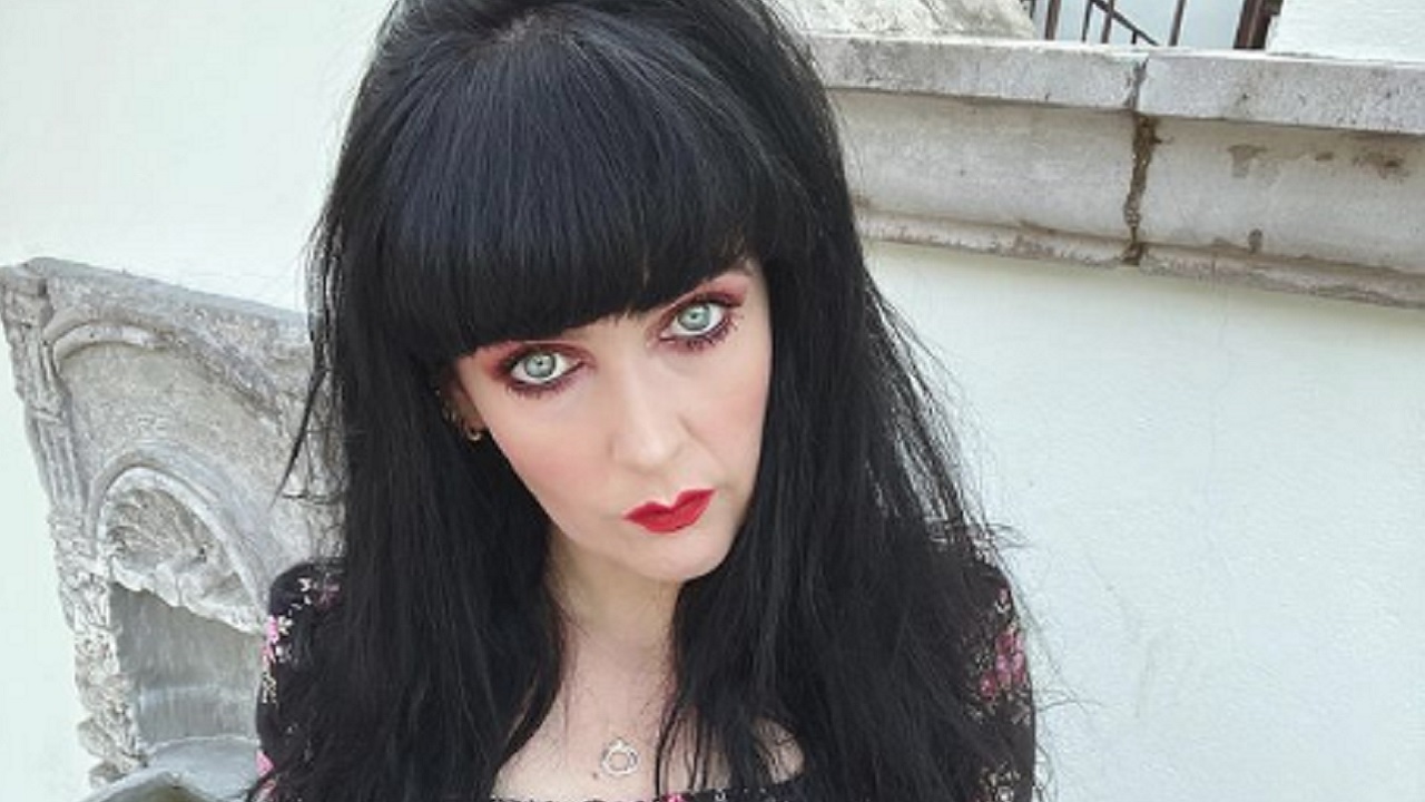 Cantora se divorcia de marido fantasma em sessão de exorcismo
