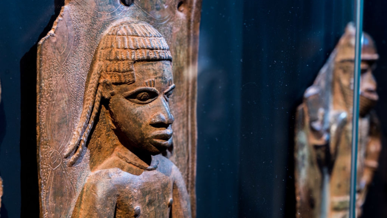 Parte da coleção “Bronzes do Benim” é devolvida pela Alemanha para a Nigéria