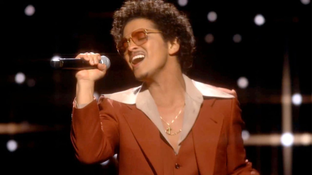 Bruno Mars aguarda para sair de Israel após guerra estourar no país