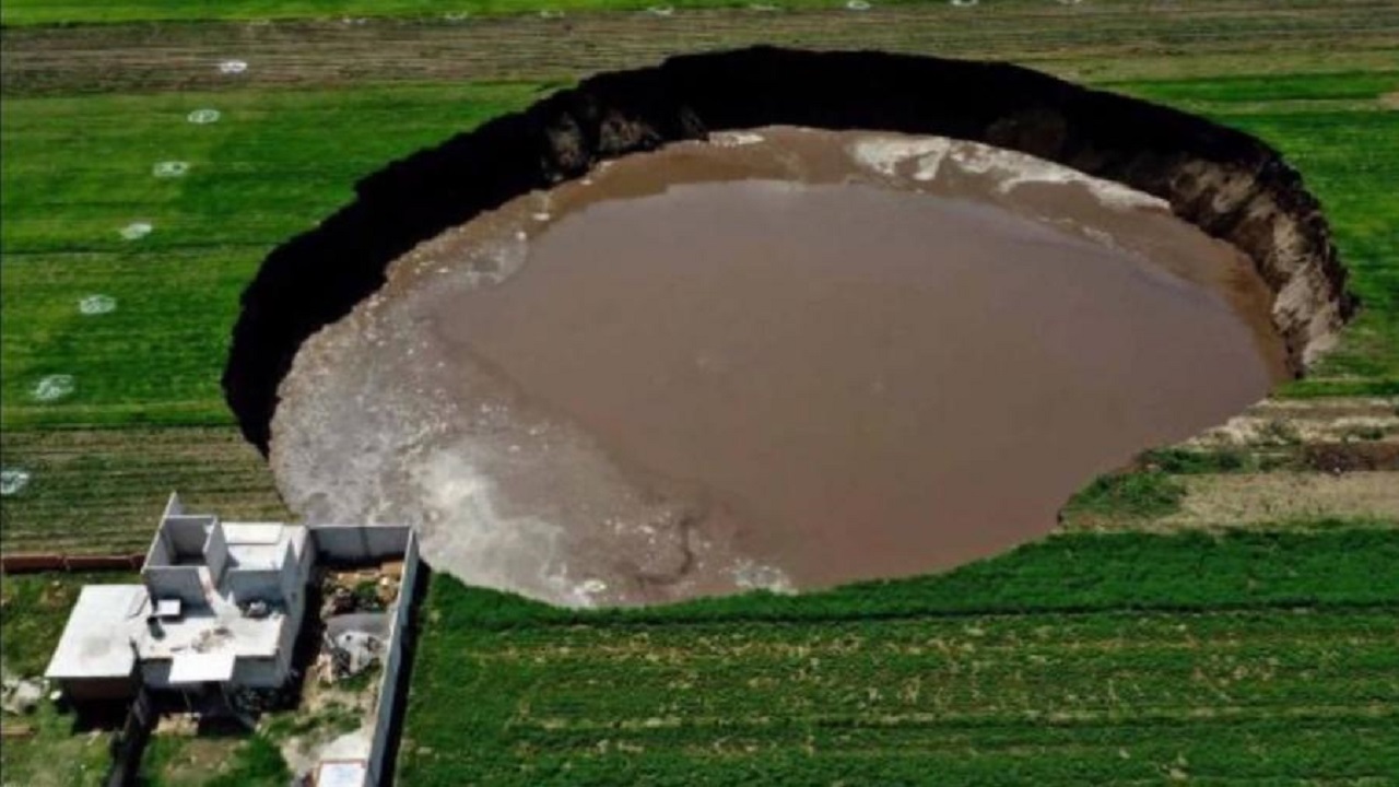 Cratera misteriosa de mais de 120 metros no México já ‘engoliu’ casa e dois cachorros, diz jornal