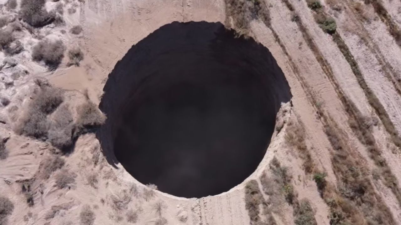 Buraco gigante de origem desconhecida surge no deserto do Atacama e ‘continua a crescer’