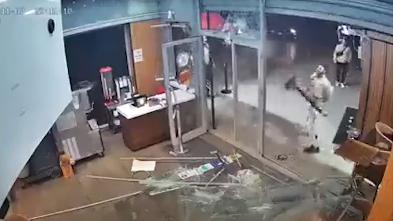 Vídeo: Homem vandaliza Burger King na Turquia acusando o restaurante de ser pró-Israel