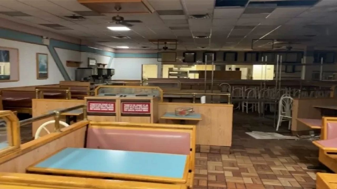 Burger King abandonado é revelado após funcionários derrubarem parede de shopping
