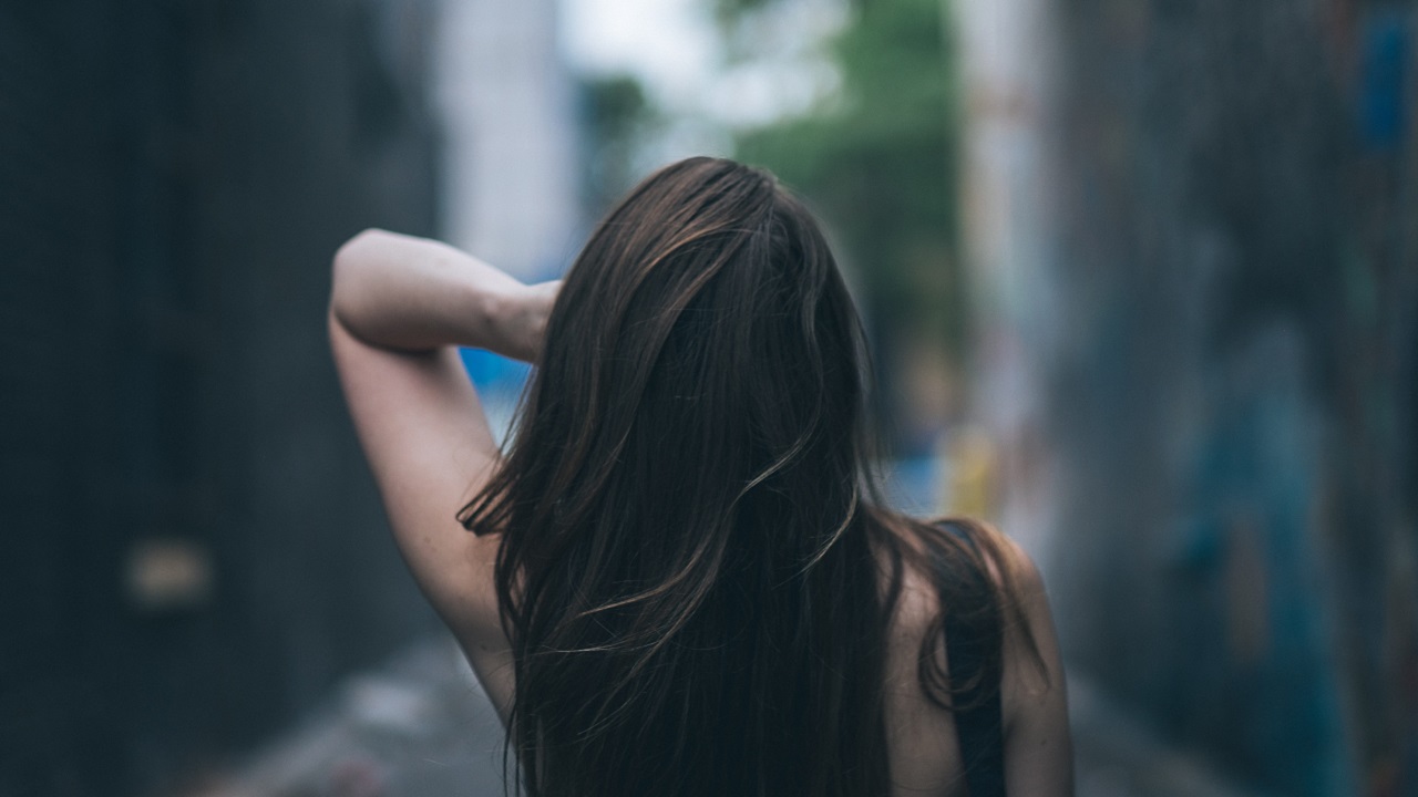 Mulher teria roubado cabelo de manicure morta para usá-lo em alongamento capilar