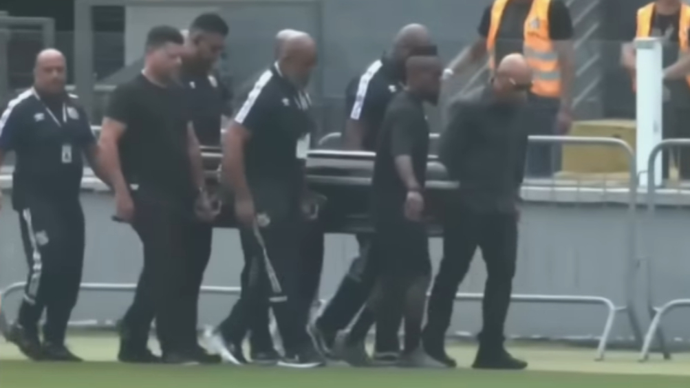 Pelé: Caixão do ‘Rei do Futebol’ é velado centro do gramado da Vila Belmiro