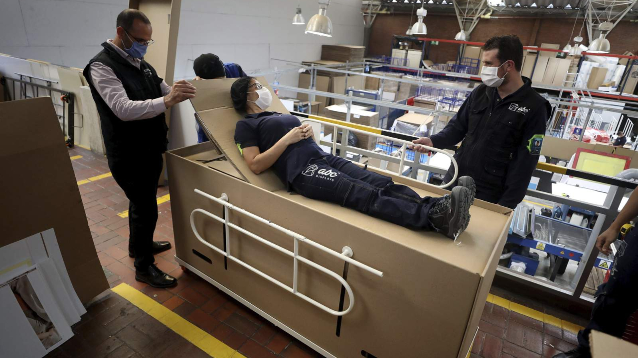 Designers colombianos inventam cama hospitalar de papelão que se transforma em caixão