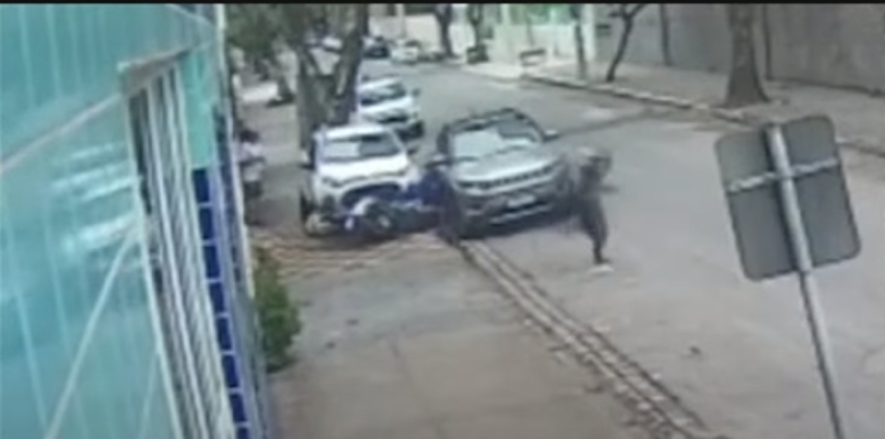 Mulher atropela assaltantes para salvar marido de ser roubado