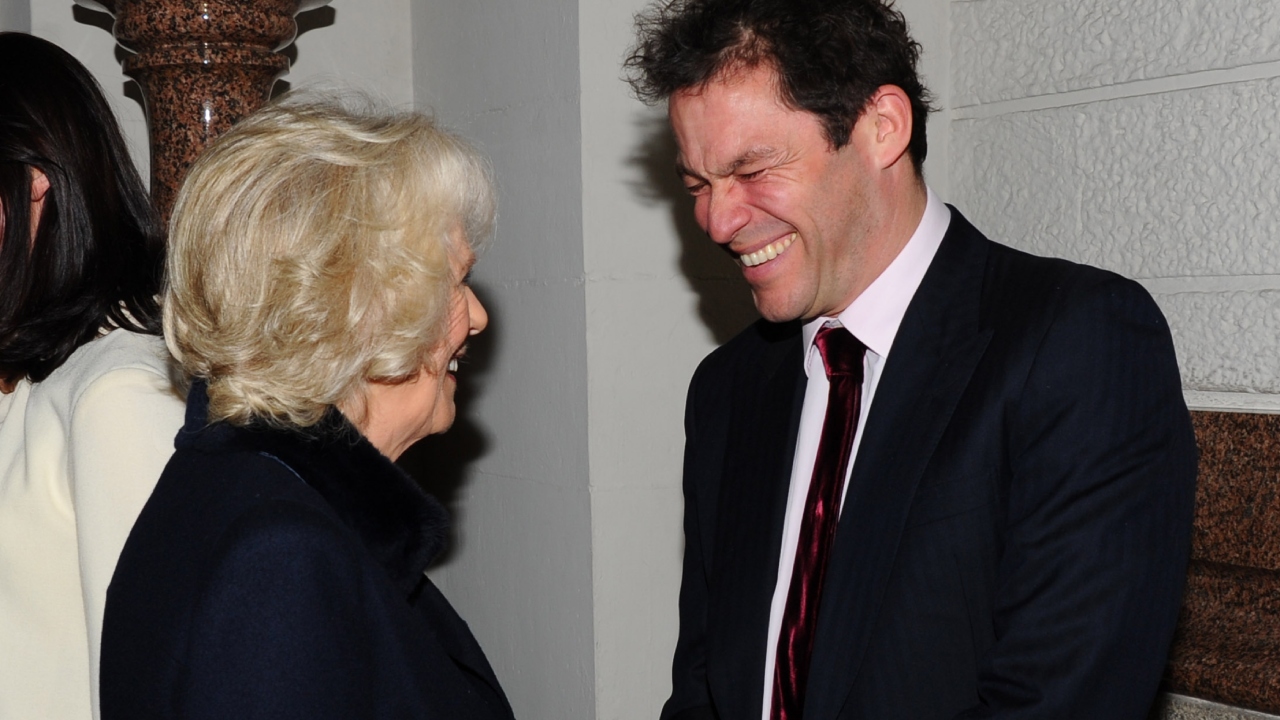 A curiosa maneira como Camilla Parker cumprimentou Dominic West, o Charles de ‘The Crown’