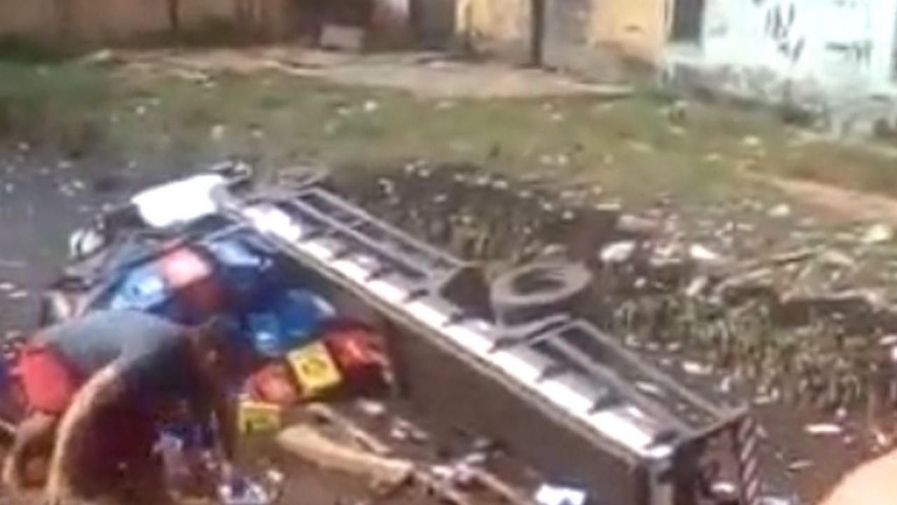 Caminhão de cerveja tomba e tem carga saqueada pela população