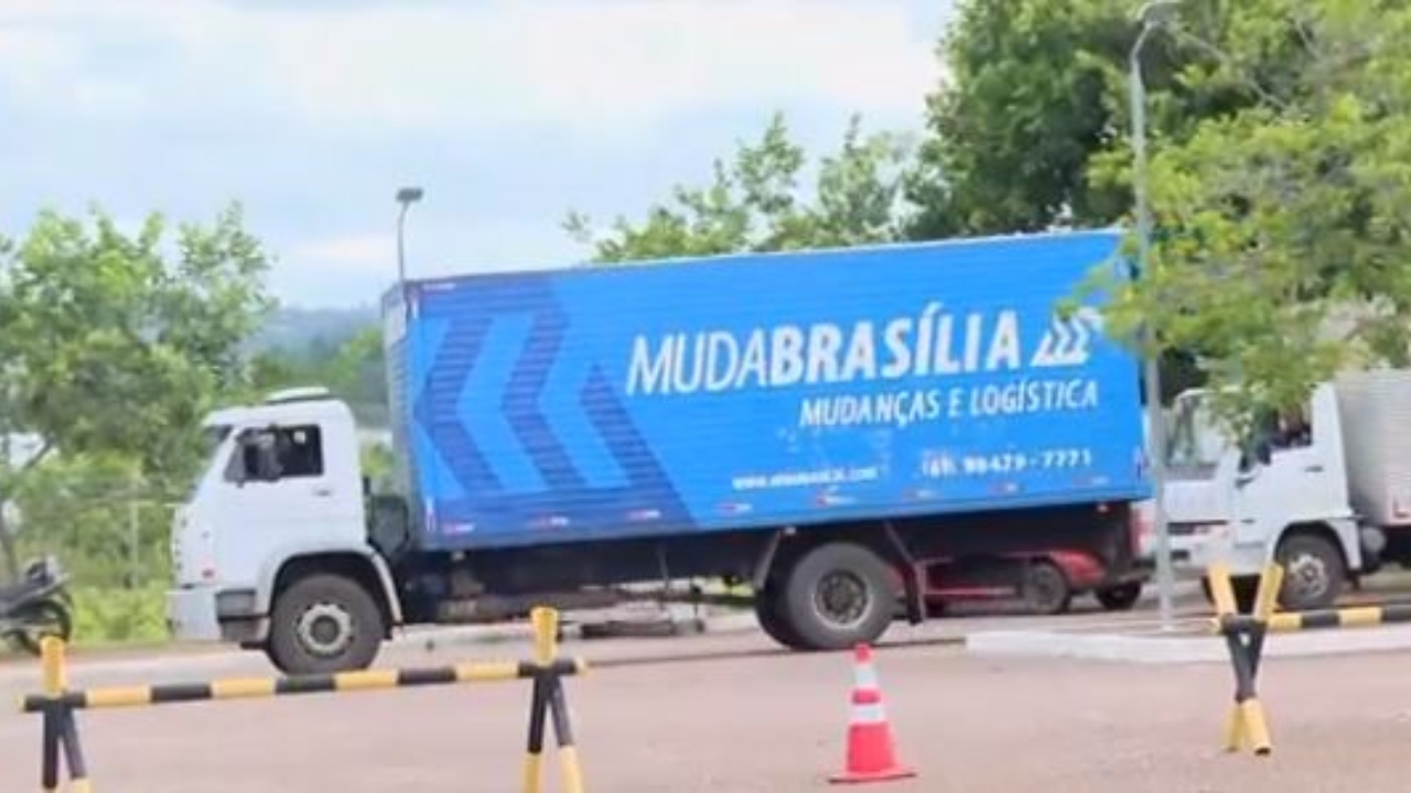 Caminhão de mudanças é visto em frente ao Palácio da Alvorada