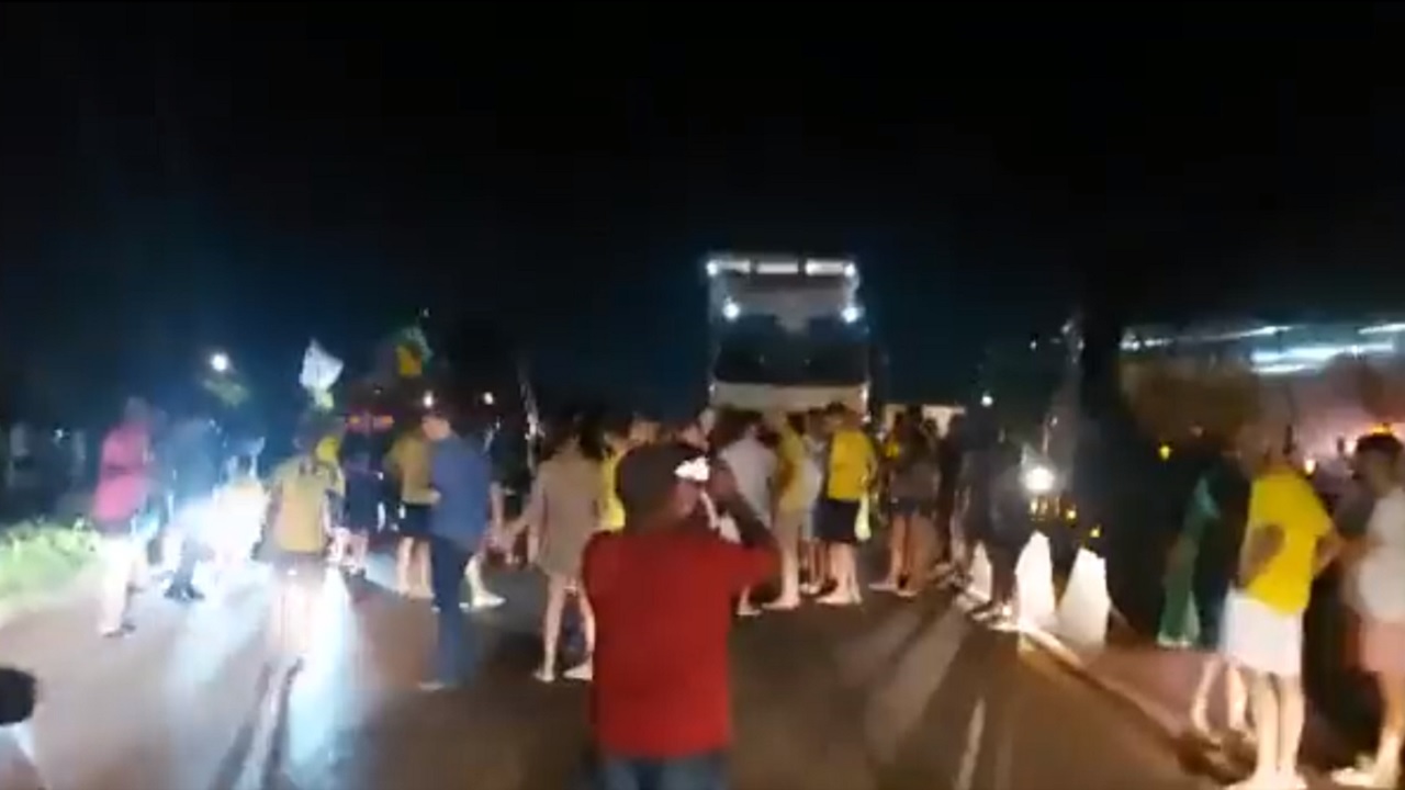 Caminhoneiros fecham rodovias pelo país e clamam por Golpe Militar