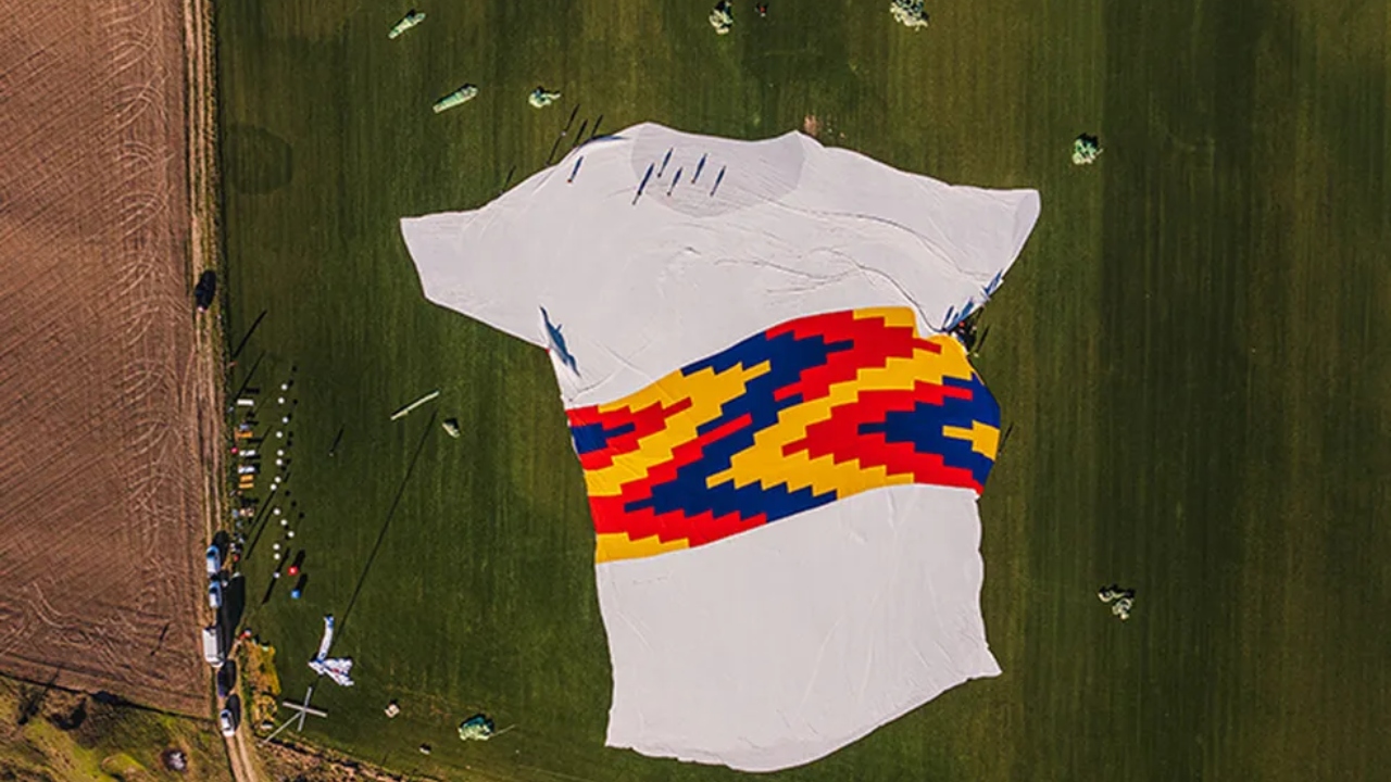 Maior camiseta do mundo feita de recicláveis quebra recorde e entra para o Guinness