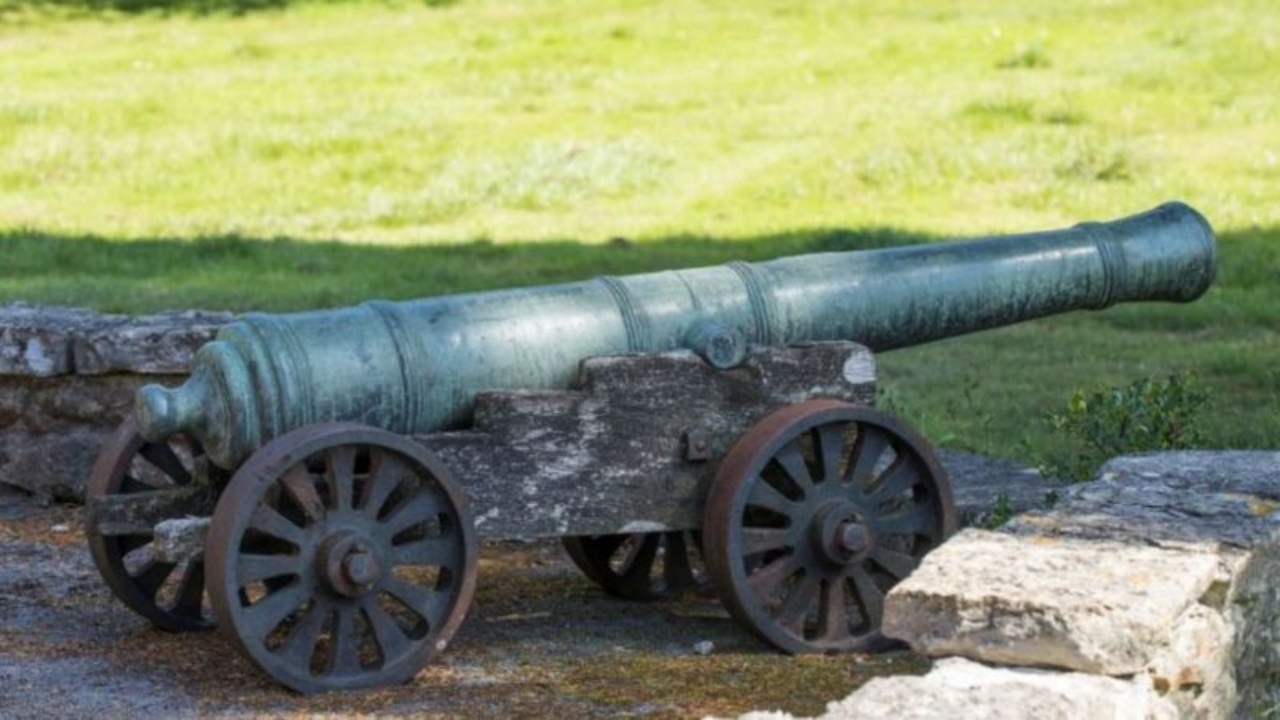 Família descobre que enfeite de quintal é, na verdade, um canhão de 231 anos