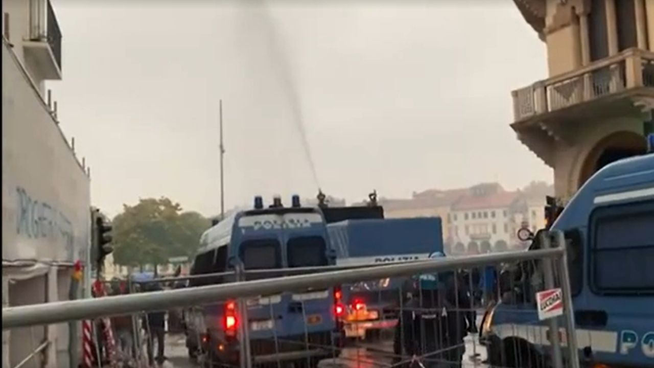 Na Itália, polícia usa canhões de água para dispersar manifestação contrária a Bolsonaro