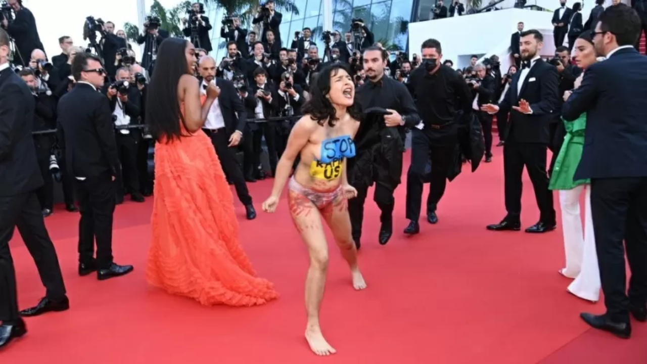 Cannes: mulher faz topless em protesto pró-Ucrânia