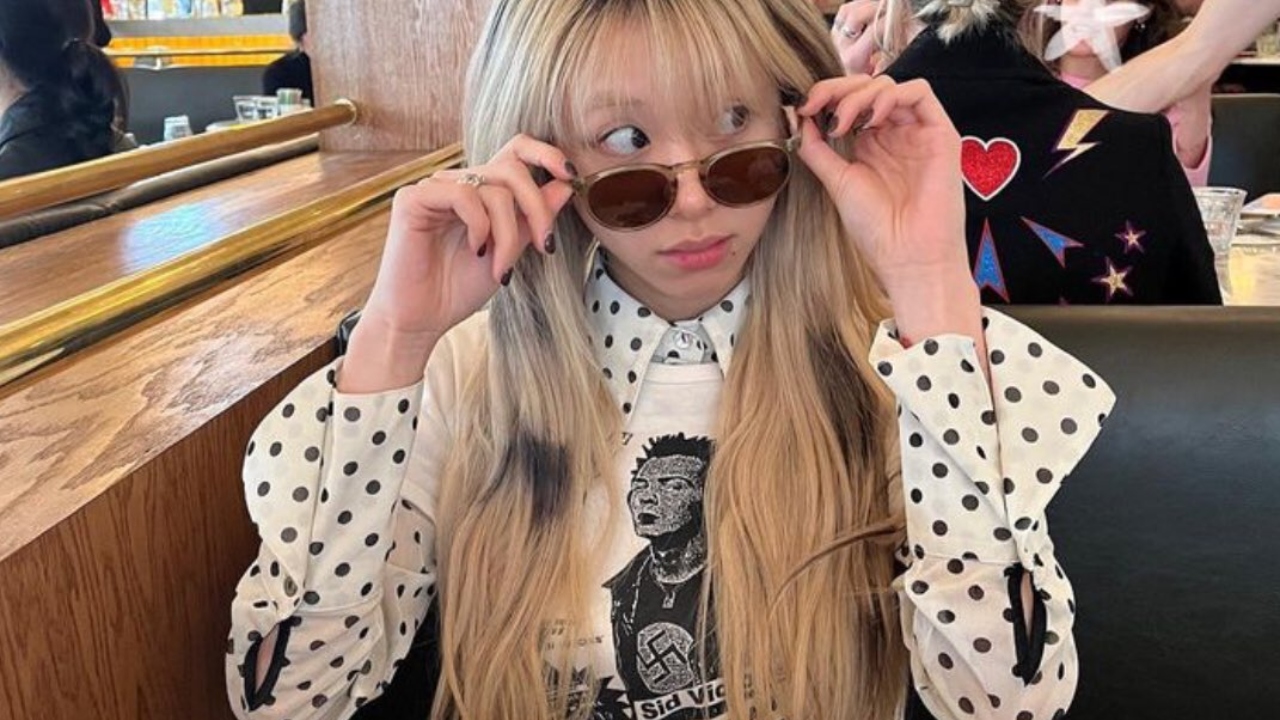 Cantora sul-coreana é alvo de críticas após publicar foto com símbolo nazista
