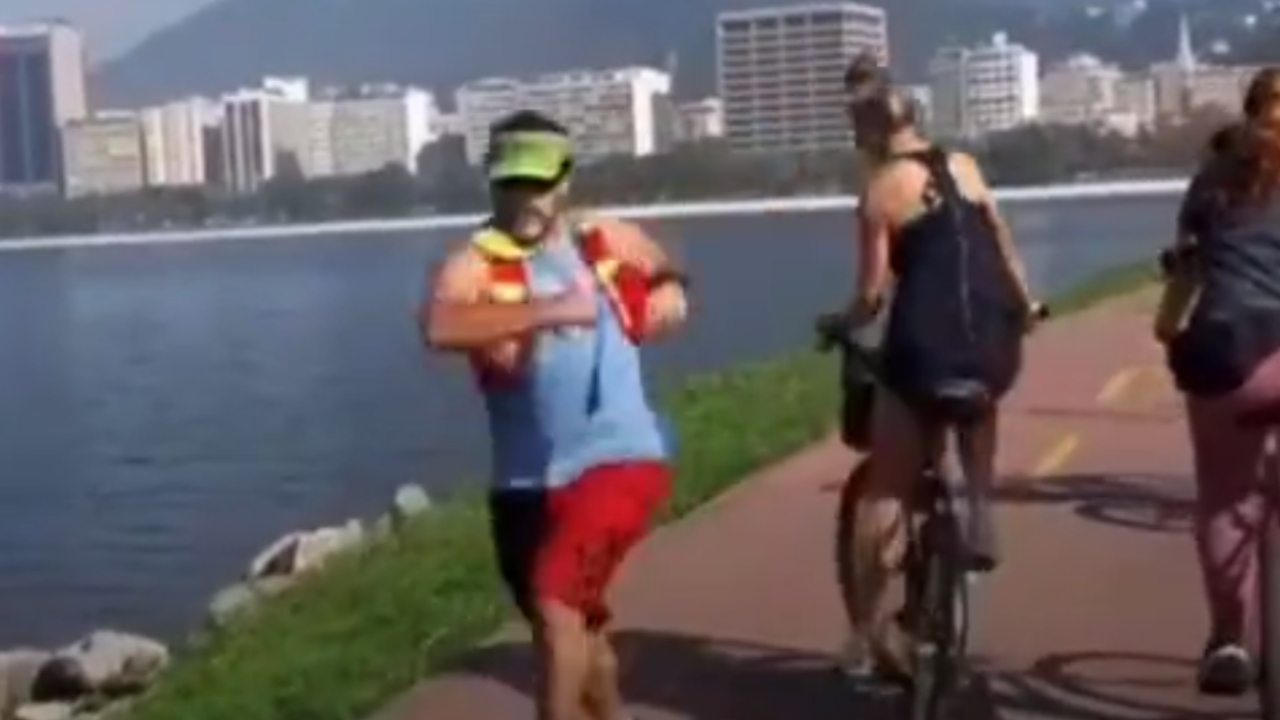 ‘Inaceitável’: Ciclista leva cotovelada de homem desconhecido no Rio de Janeiro