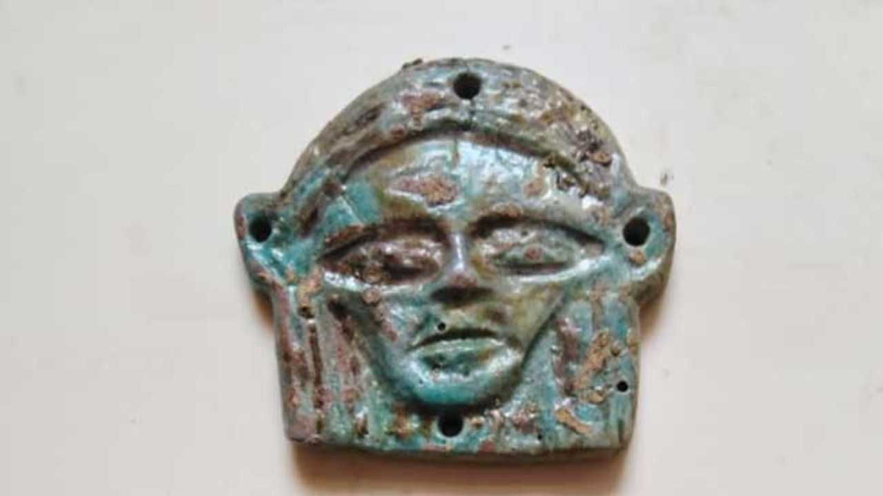Escavação revela amuletos e estatuetas de escaravelhos dentro de sarcófago egípcio