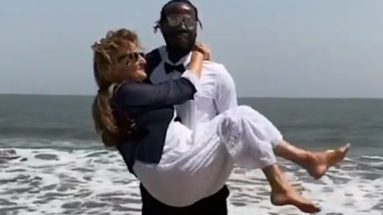 Turista presenteia homem de 32 anos com R$ 400 mil e ele aceita seu pedido de casamento