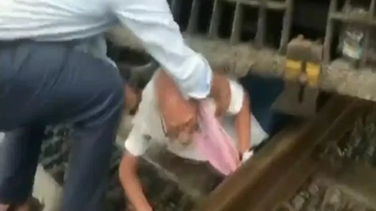 Idoso escapa por pouco de ser atropelado por trem na Índia; assista