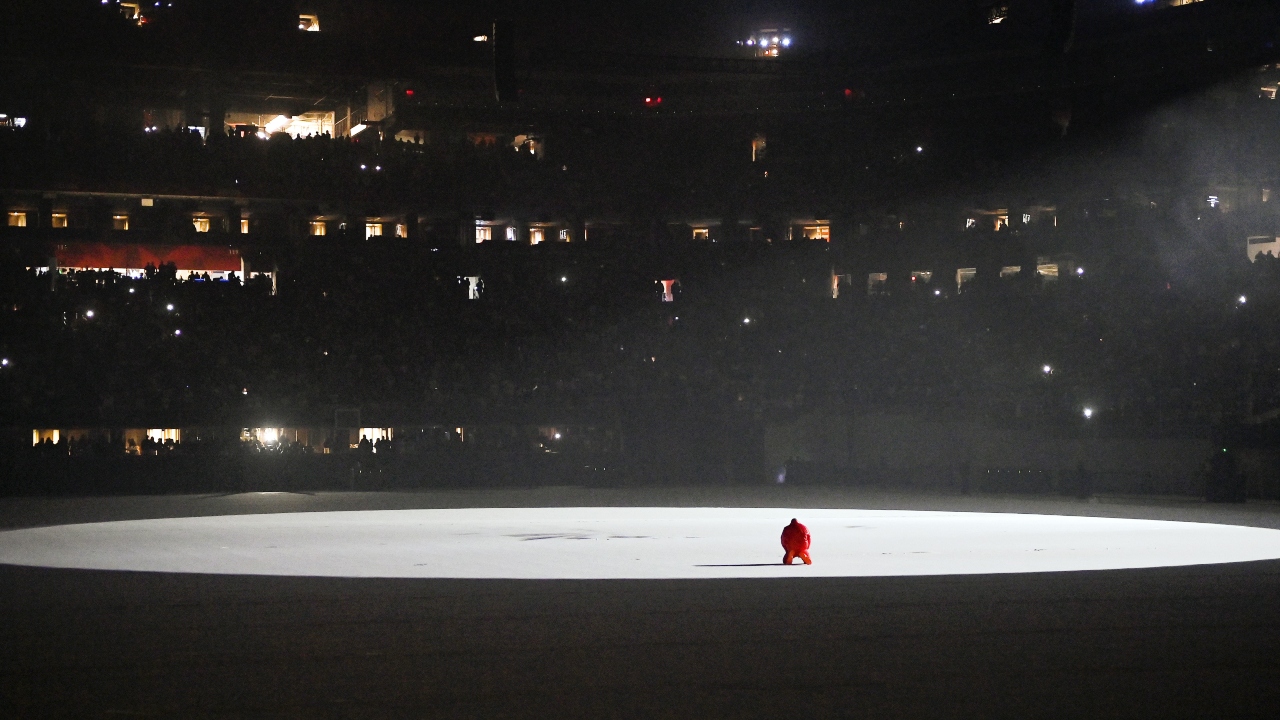 Kanye West está morando em estádio para finalizar álbum, diz porta-voz