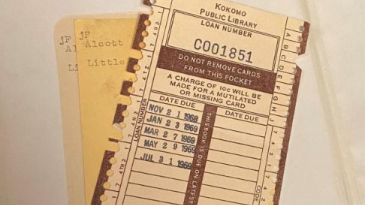 Após 52 anos, mulher devolve livro que pegou emprestado de biblioteca em Indiana