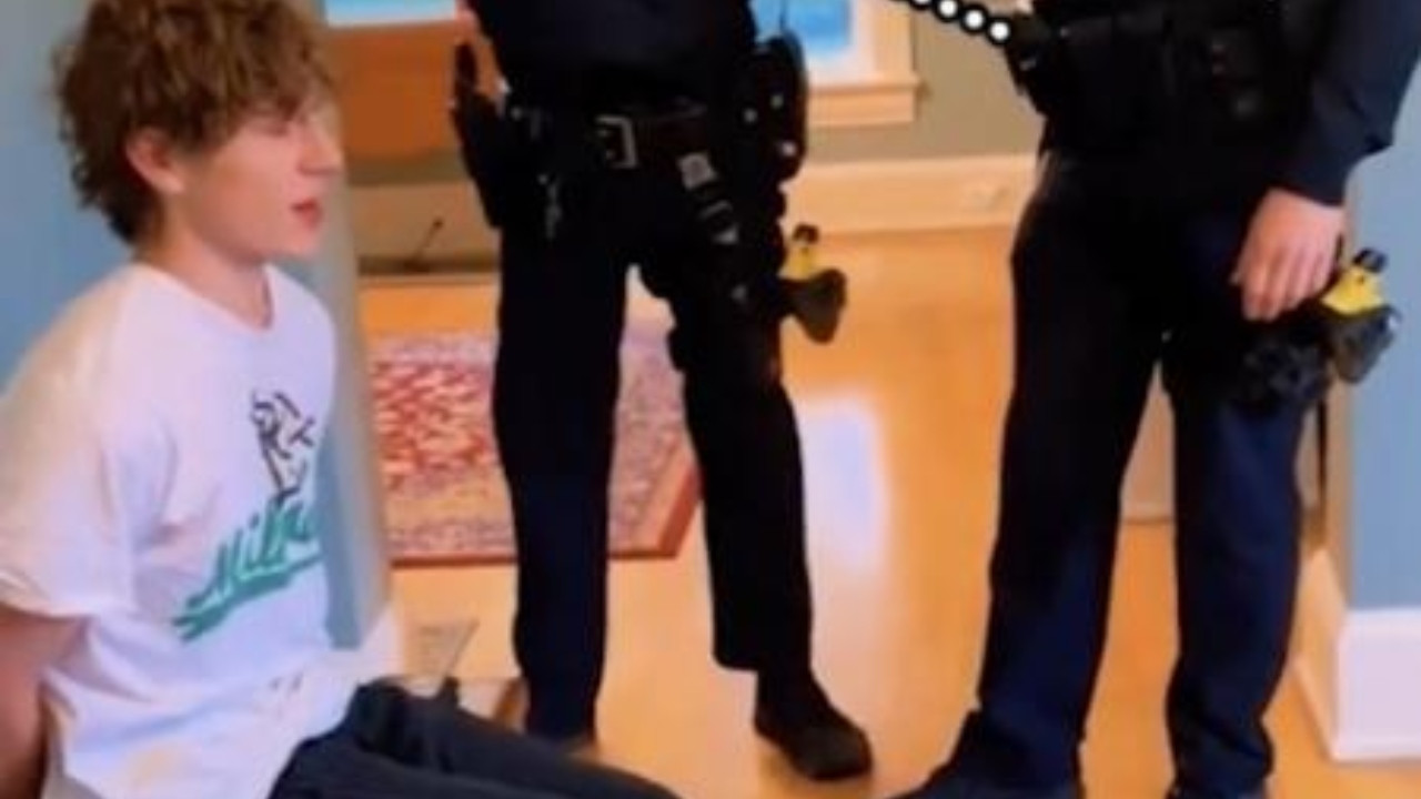 Jovem alcoolizado invade casa alugada por policiais e viraliza no TikTok